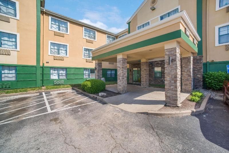Hometowne Studios St. Louis - Airport/ N Lindbergh 3
