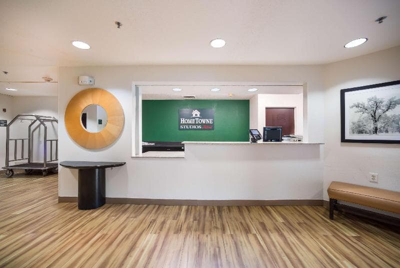Hometowne Studios St. Louis - Airport/ N Lindbergh 2