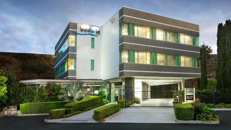 Springfield Lakes Hotel 5