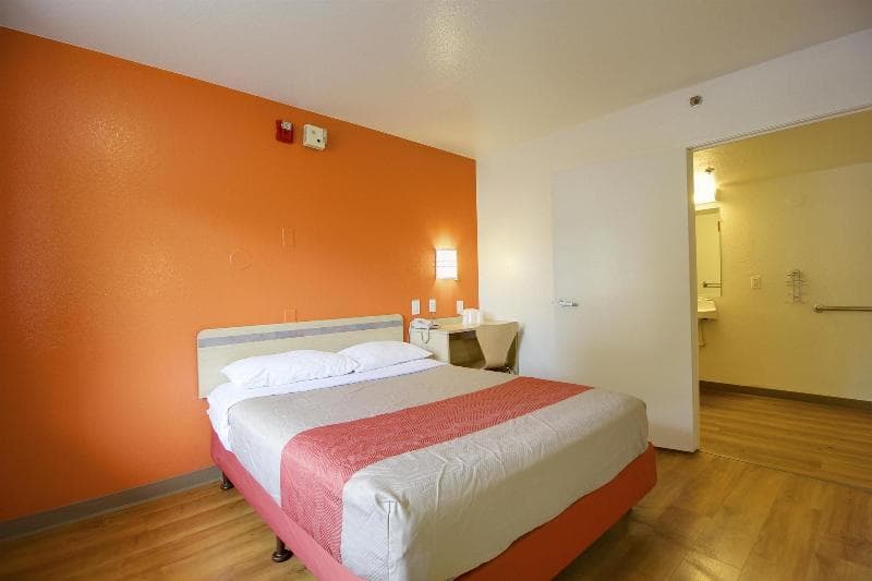 Motel 6 Lantana 2