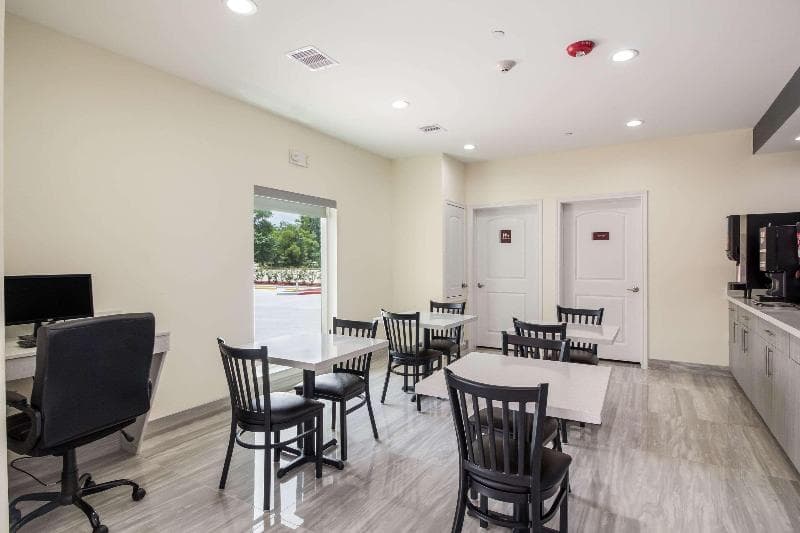 Econo Lodge Inn & Suites Humble Fm1960 - Iah Airport 2
