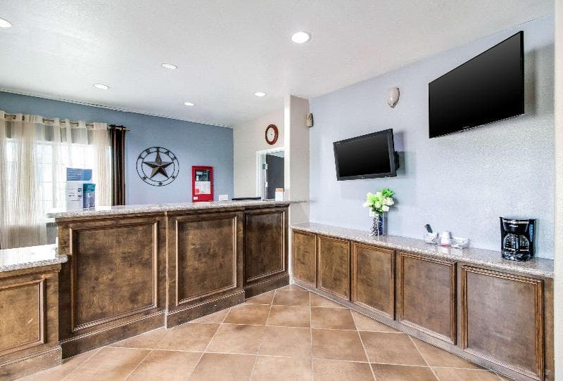 Rodeway Inn & Suites photo 1