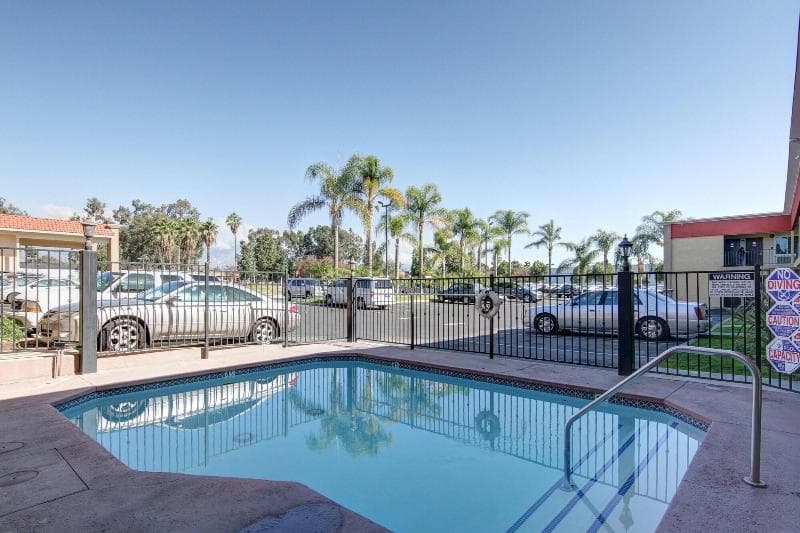 Ontario Inn & Suites photo 1