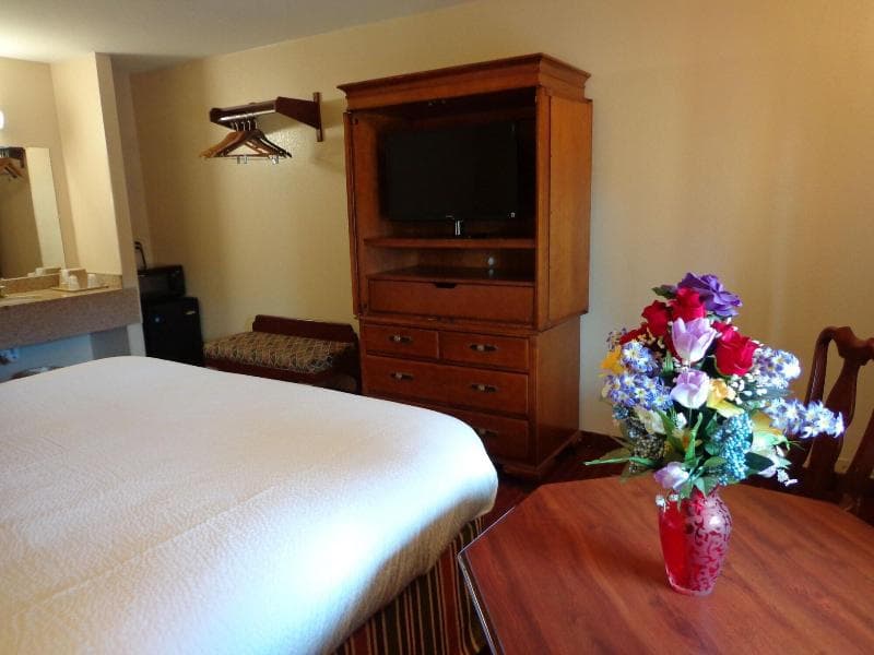 Economy Inn Express Warren 4