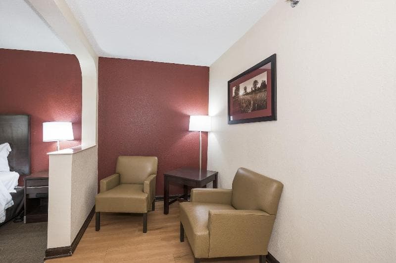 Red Roof Plus & Suites Opelika 4