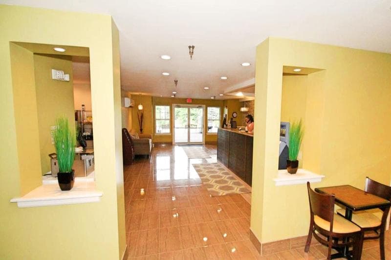 Hilltop Inn & Suites - North Stonington 4