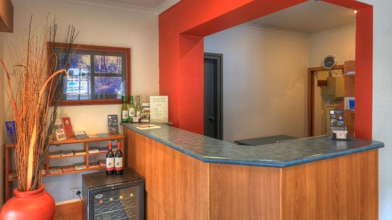 Riverbank Park Motel 4