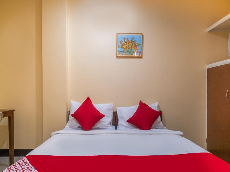Chateau Cinco Dormitel by OYO Rooms