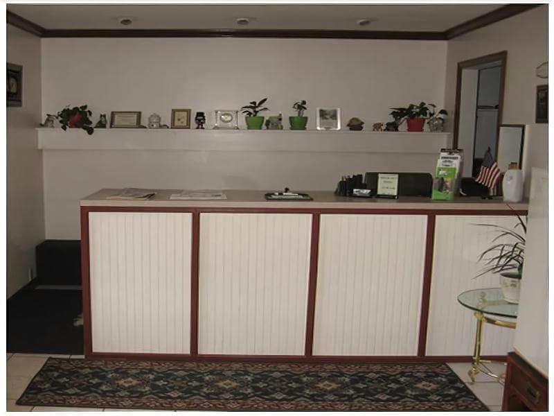 Red Carpet Inn & Suites 4