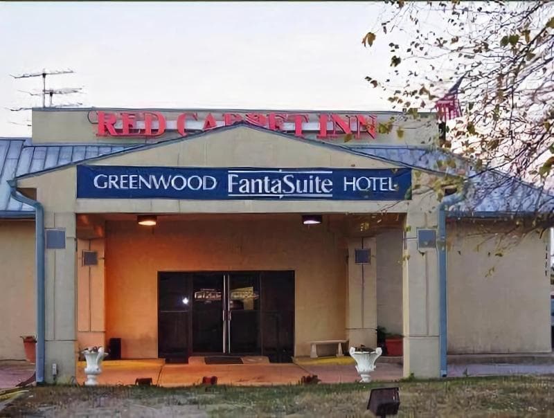 Red Carpet Inn And Fantasuite Hotel 5
