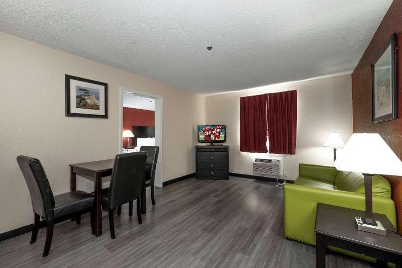 Red Roof Inn & Suites Pensacola - Nas Corry 4