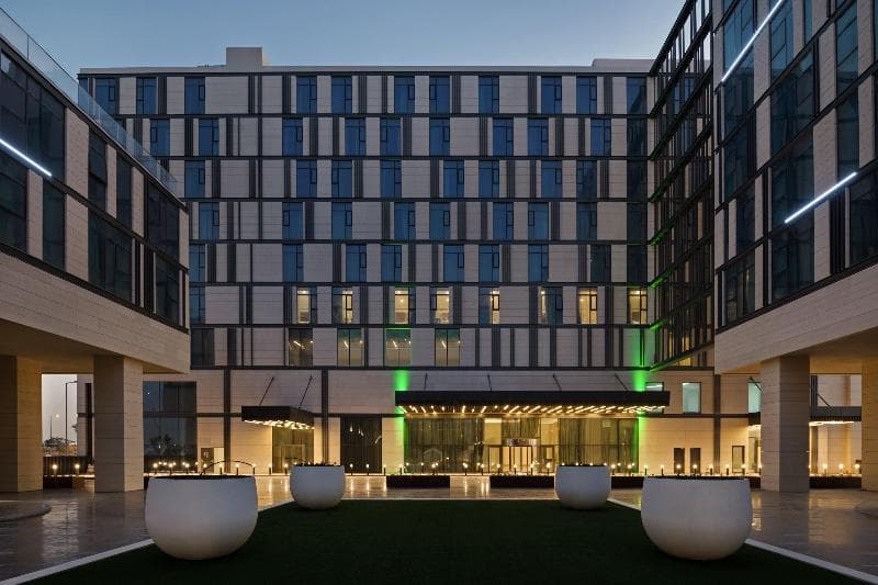 Holiday Inn Dubai al-Maktoum Airport, an IHG Hotel 4