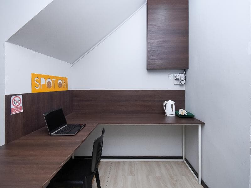 Lm Residence By Oyo Rooms 5
