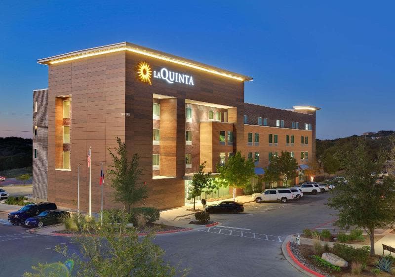 La Quinta Inn & Suites by Wyndham Lakeway 2