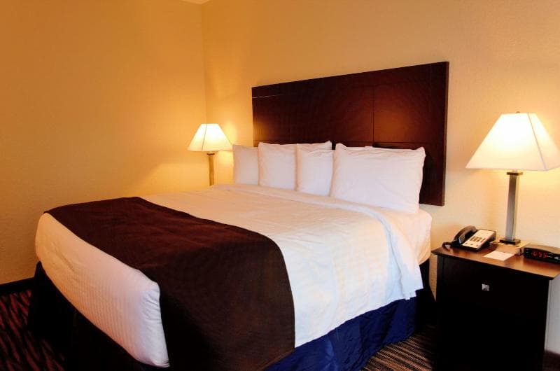 Boulders Inn & Suites Oak Ridge 4