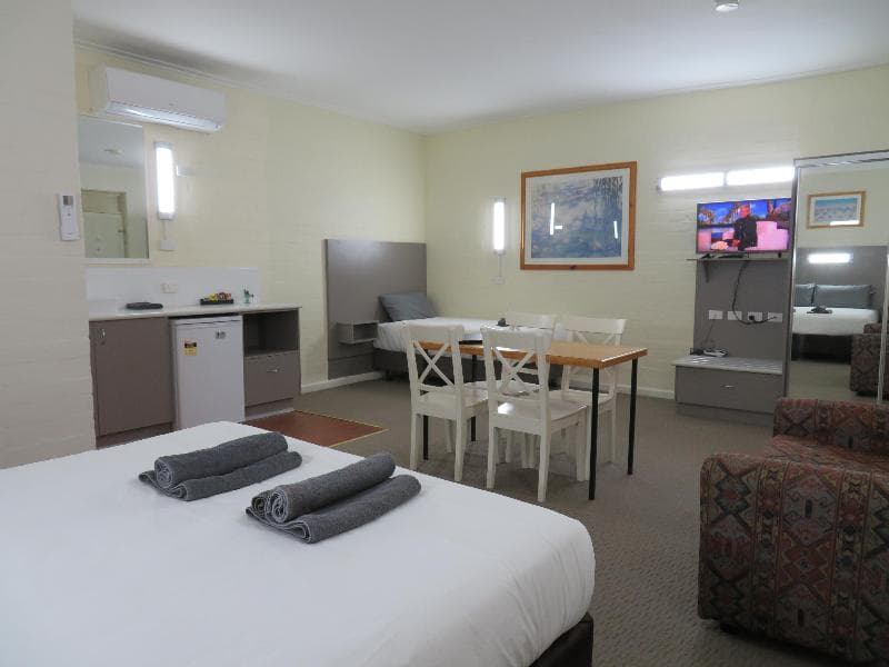 Bishops Lodge Narrandera main