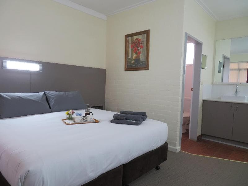 Bishops Lodge Narrandera 5