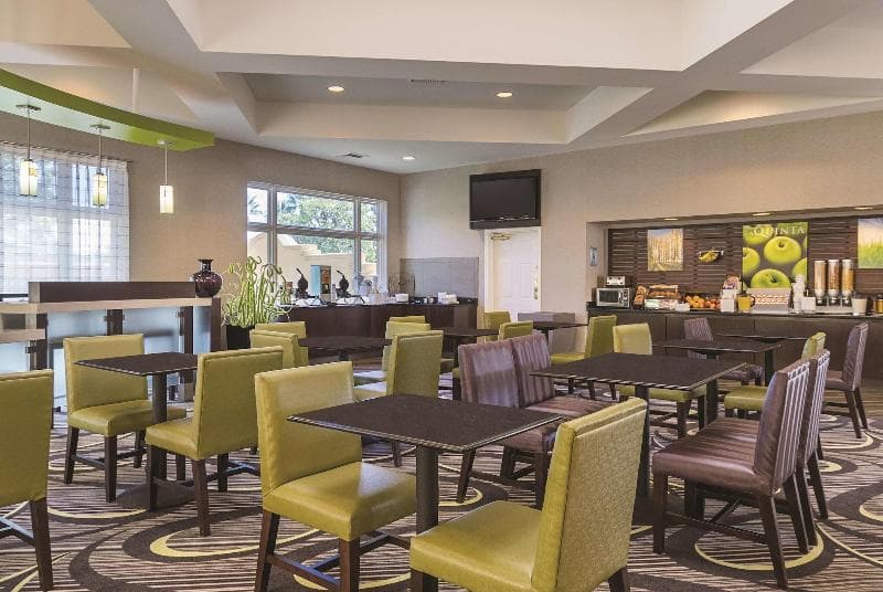 La Quinta Inn & Suites by Wyndham Ontario Airport 2