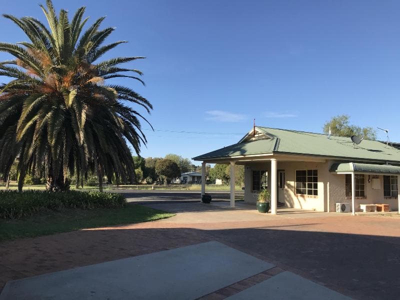 Cowra Country Gardens Motor Inn main