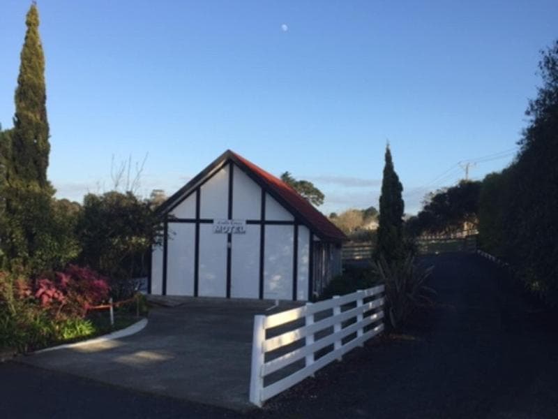 Castle Court Motel 2