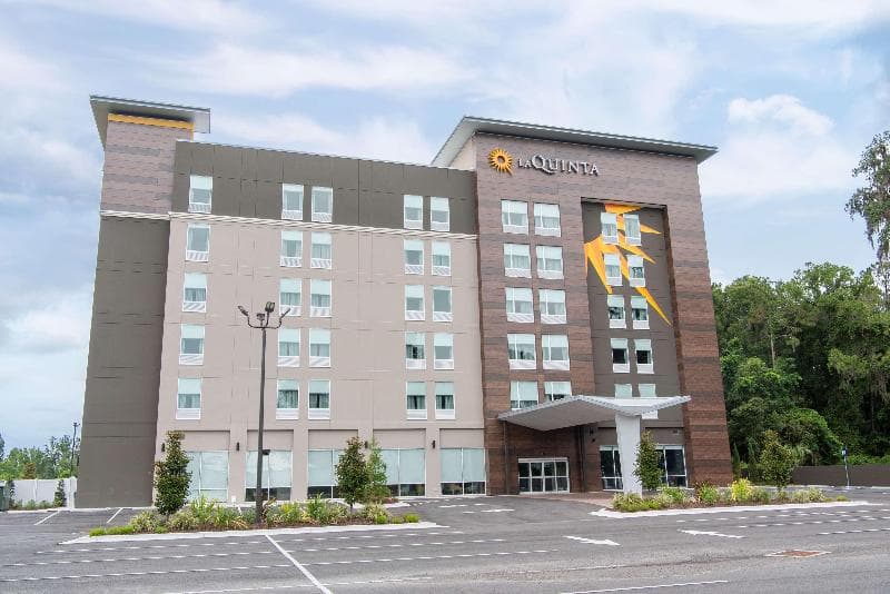 La Quinta Inn & Suites by Wyndham Lake City 2