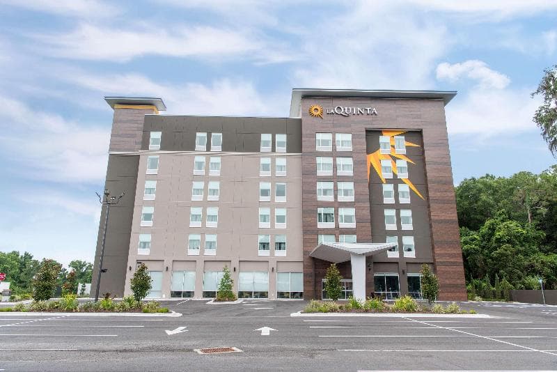 La Quinta Inn & Suites by Wyndham Lake City 3