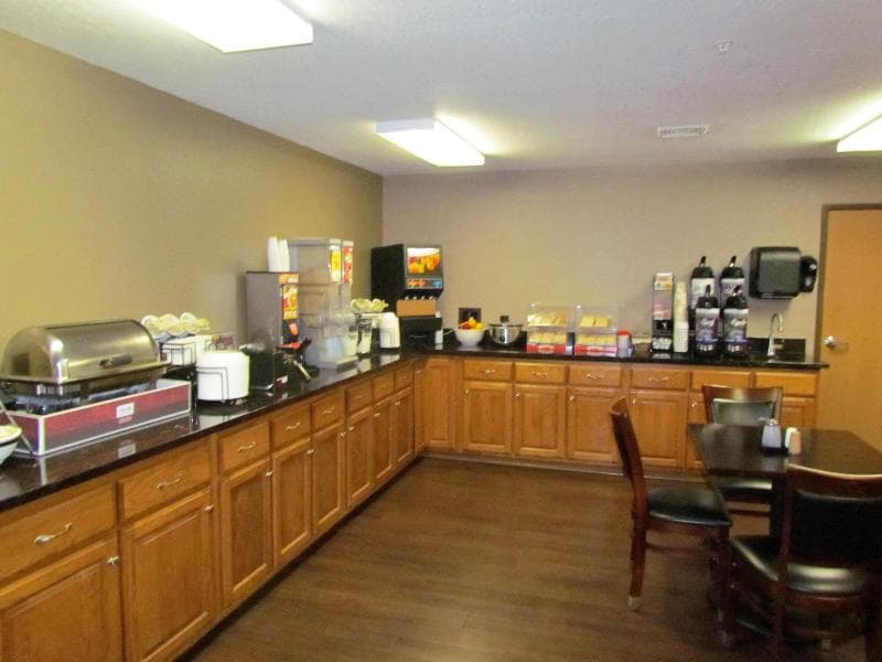 Oak Hill Inn And Suites 4