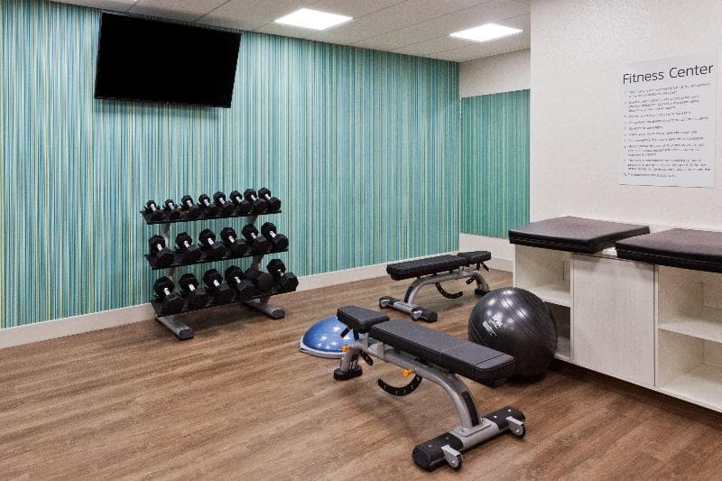 Holiday Inn Express & Suites Fayetteville 2