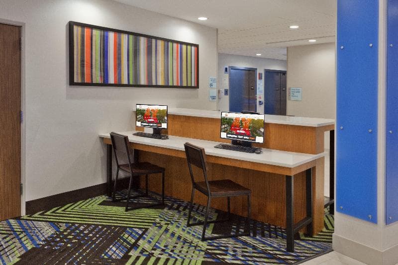 Holiday Inn Express & Suites Fayetteville photo 1