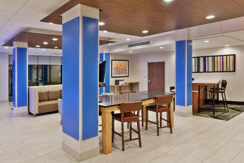 Holiday Inn Express & Suites Fayetteville 5