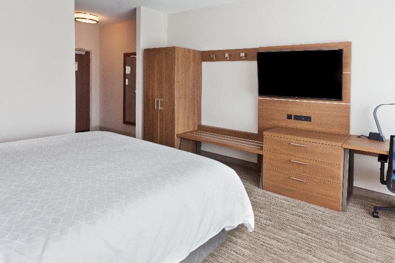 Holiday Inn Express & Suites Fayetteville 4