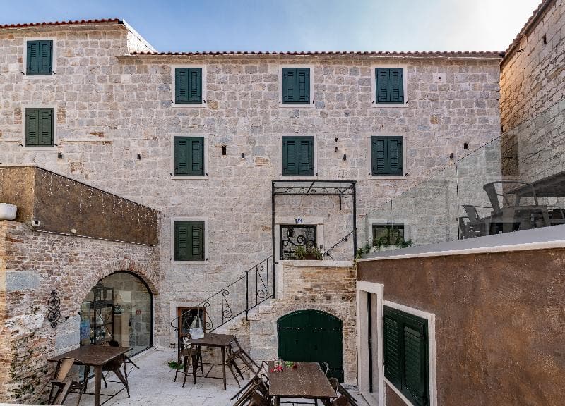 Historic Plaza Varos - Adults Only 4