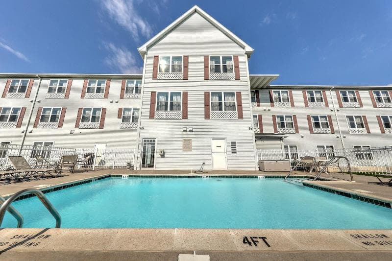 Lancaster Inn & Suites 2