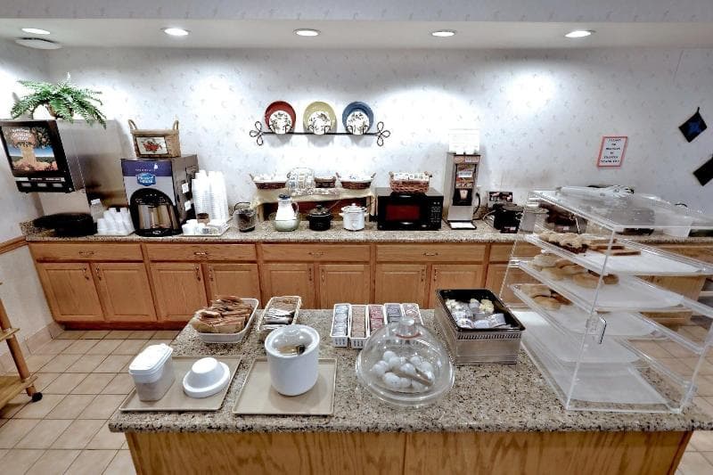 Lancaster Inn & Suites 3