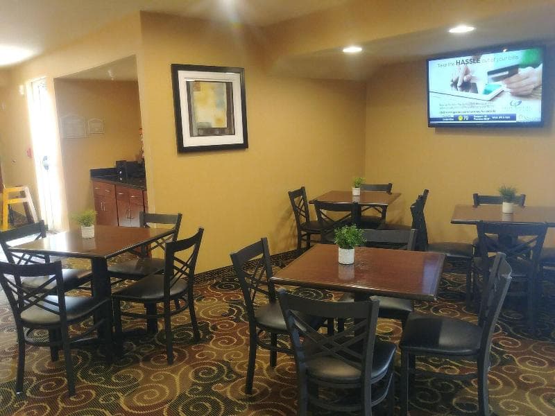 Cobblestone Hotel & Suites 4