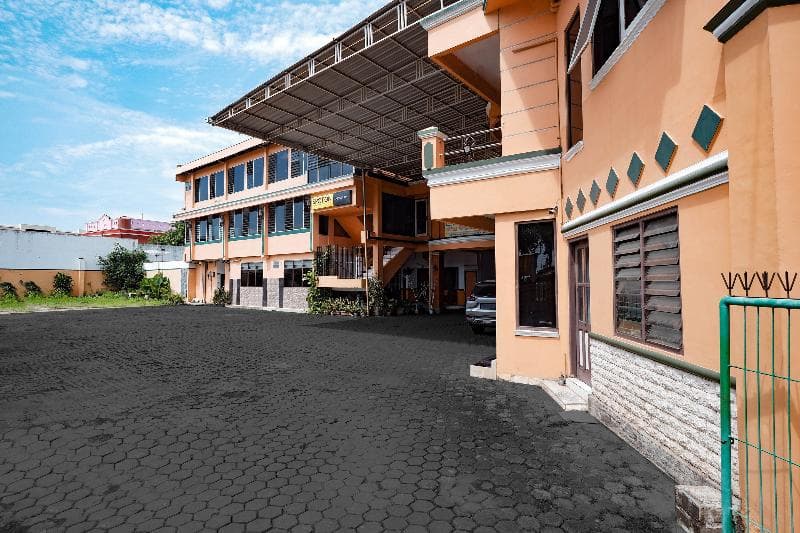 SPOT ON 2865 Sartika Inn Pati 5