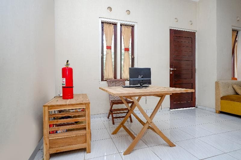 SPOT ON 2865 Sartika Inn Pati 3