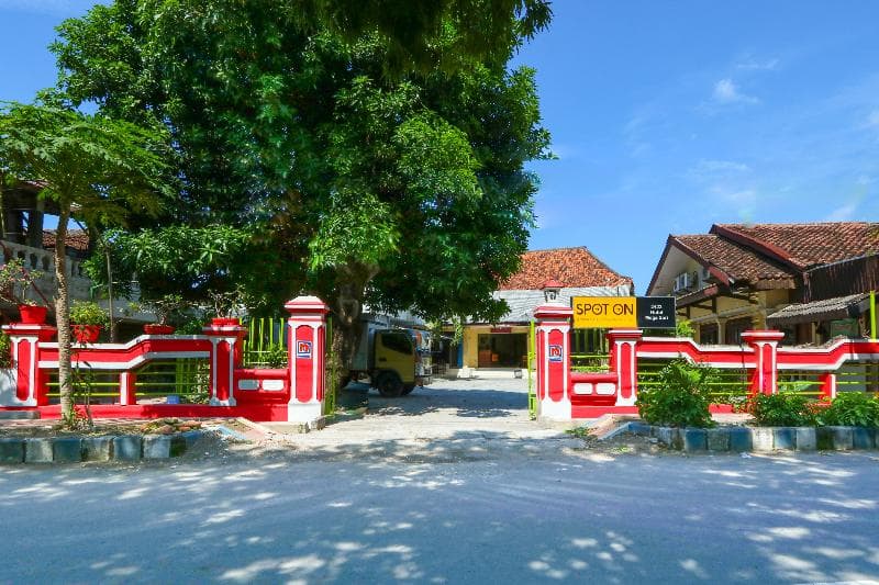 Spot On 2422 Hotel Moga Sari 4