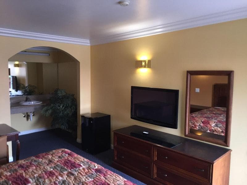 Industry Inn & Suites 3