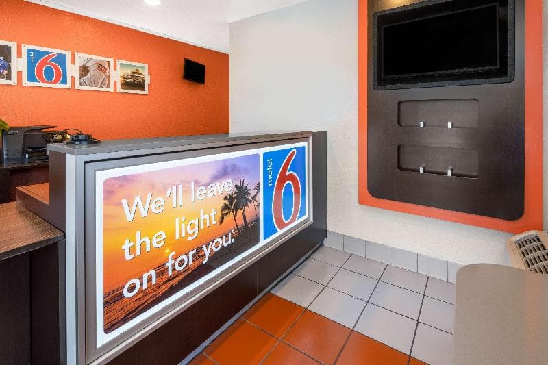 Motel 6 Santa Barbara - State Street 3