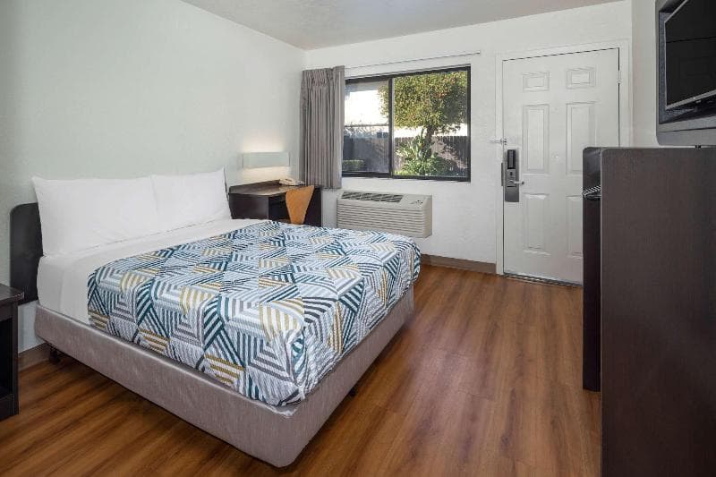 Motel 6 Santa Barbara - State Street 2