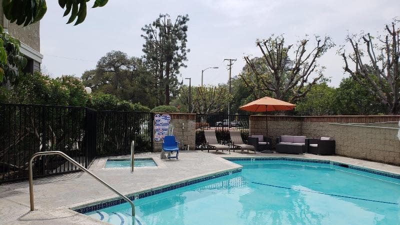 Oak Tree Inn main