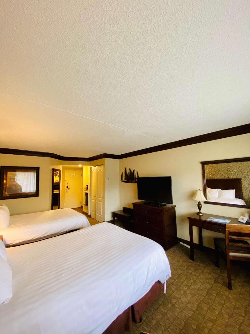 Fourwinds Lakeside Inn & Marina 2
