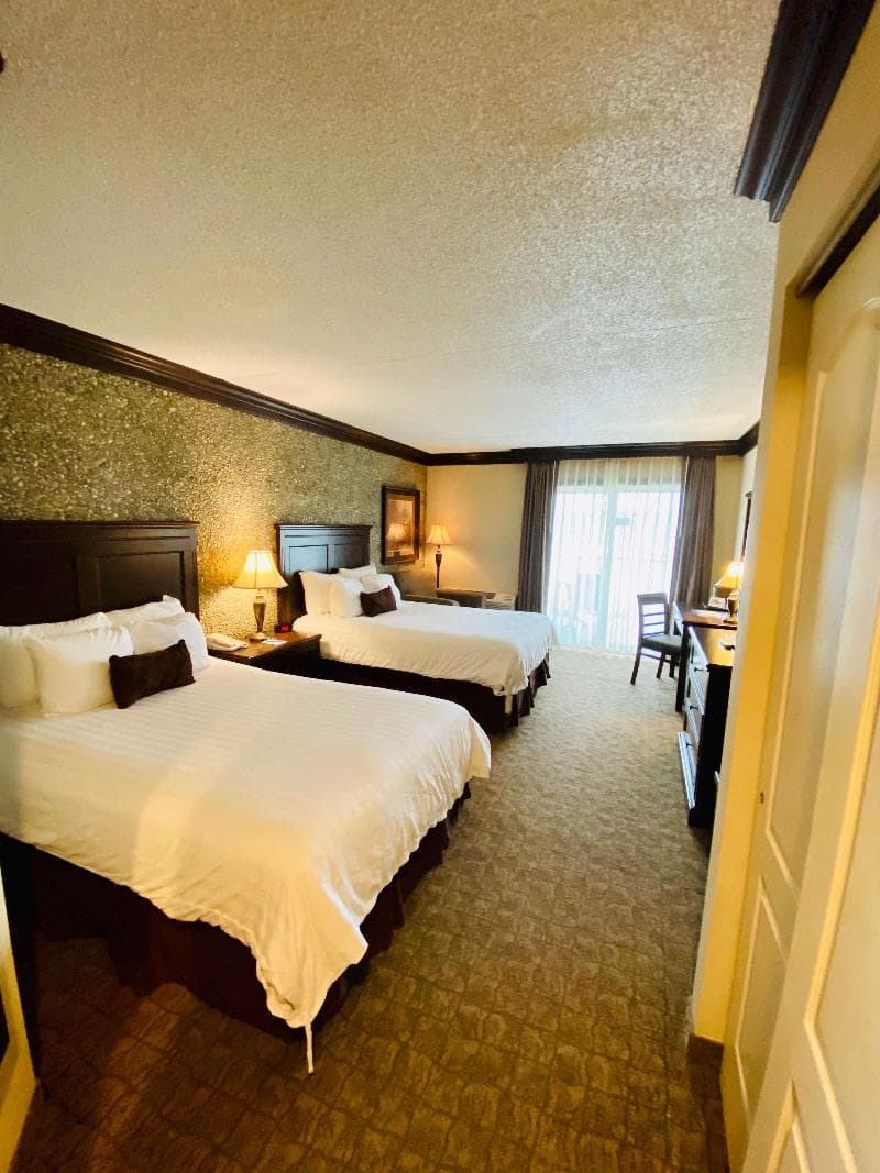 Fourwinds Lakeside Inn & Marina 3