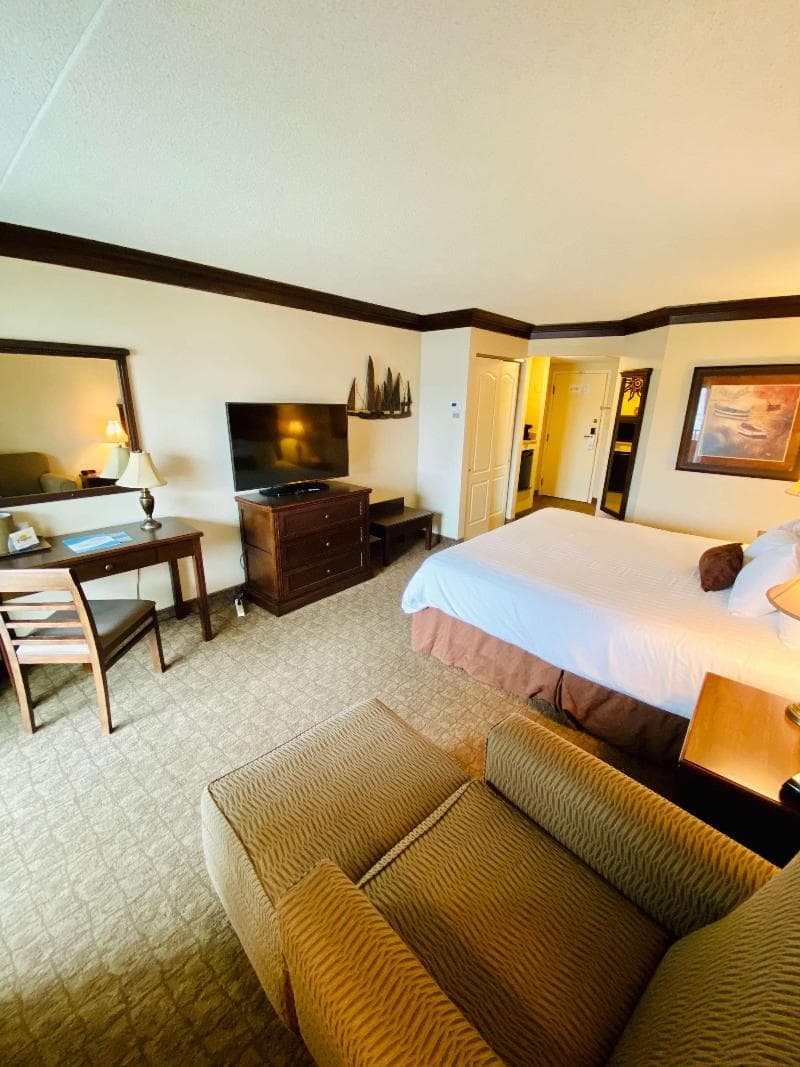 Fourwinds Lakeside Inn & Marina 4