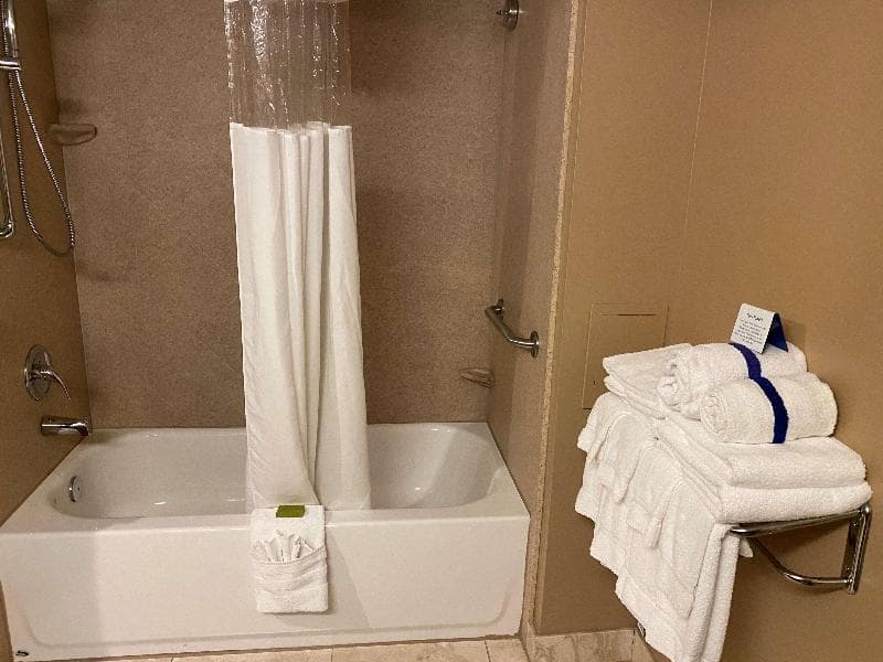 Fourwinds Lakeside Inn & Marina 5