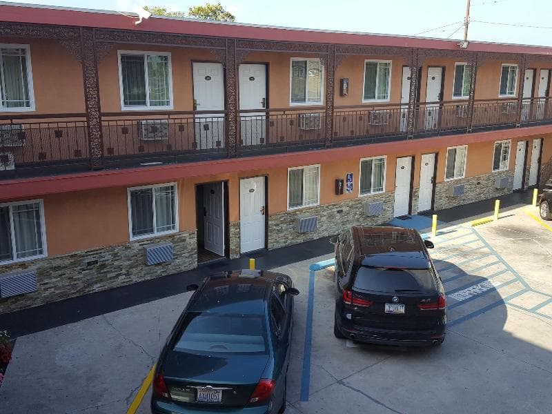 Travel Inn Motel 3