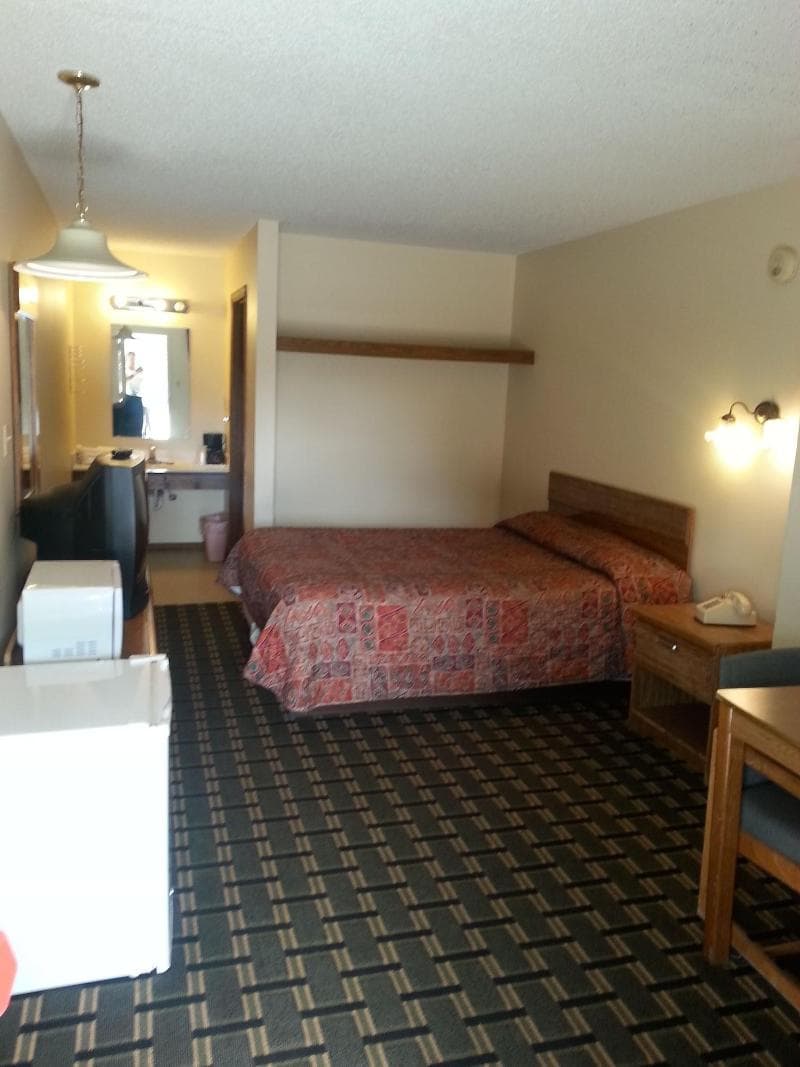 Holiday Pines Motel 4