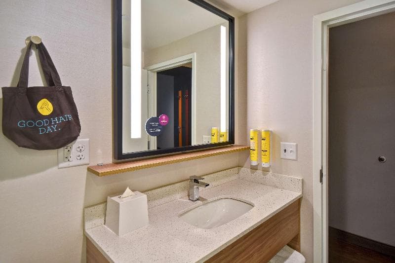 Tru by Hilton Manchester Downtown 3