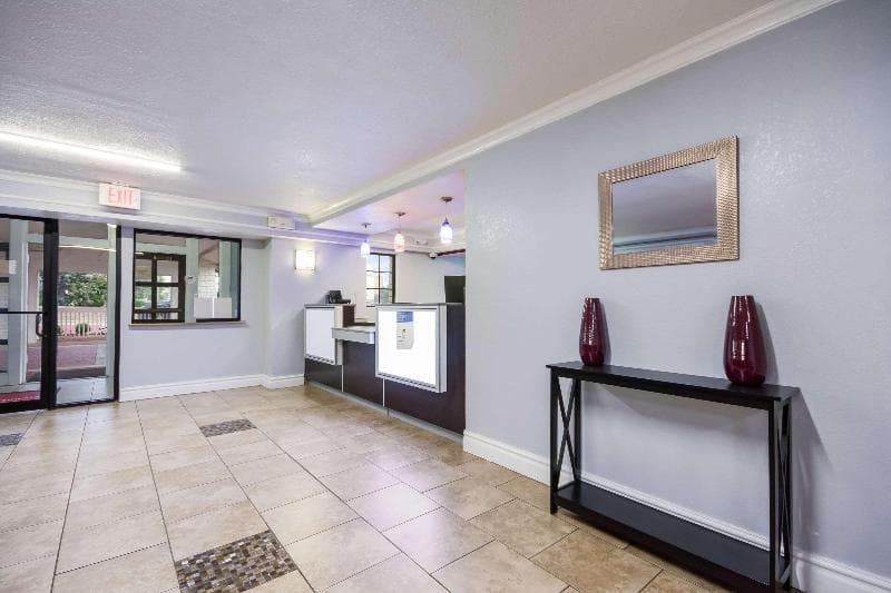 Econo Lodge 3